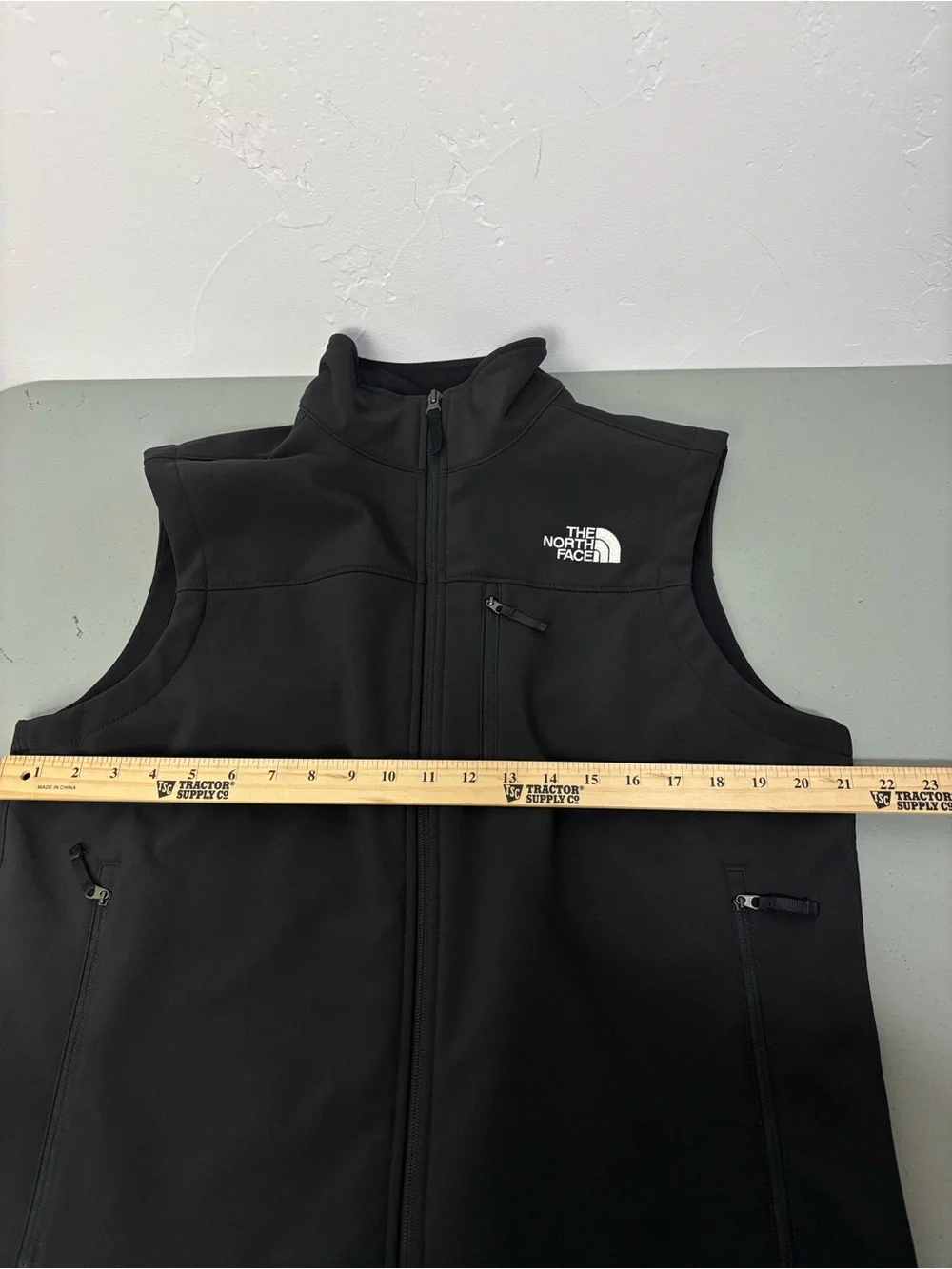 The North Face Black Softshell Vest Jacket Men's Medium Full Zip Winter Fall